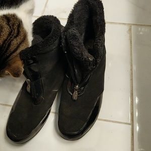 Size nine  khombu low cut boots